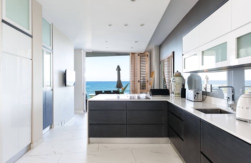 Camps Bay Villa | Luxury Beach House - Spectacular Camps Bay Views