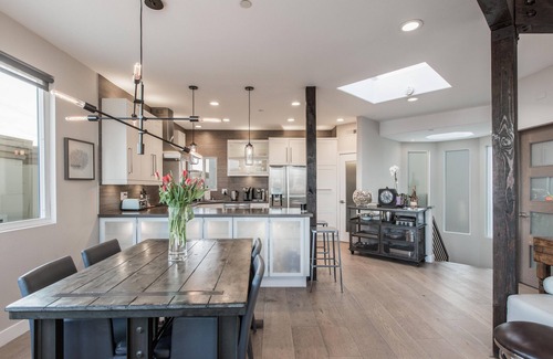 Gas Lamp Section House | Luxury beach vacation - Ocean view bright and fun