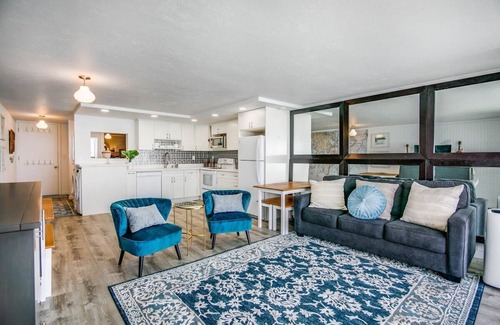 Punaluu Condo | Luxury Beachfront Condo w/AC