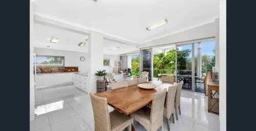 Mission Beach Apartment | Luxury Beachfront Penthouse Dunk Island Views & Prime Village Location