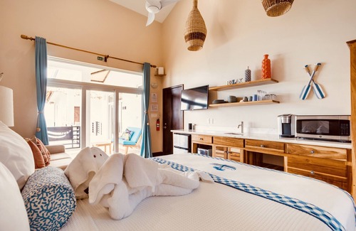 Placencia Resort | Luxury Beachfront Studio with swim up pool bar
