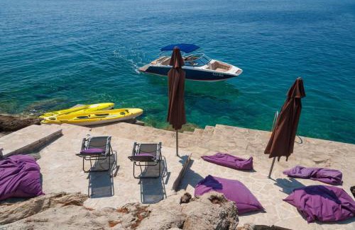 Selca Villa | Luxury Beachfront Villa Palazzo di Mare with private heated pool and staff at the beach on Brac island - Sumartin