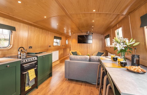 Tollcross Boat Rental | Luxury Boat, Floating Barge Accommodation