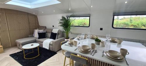 Liverpool Boat Rental | Luxury Boat Stay Liverpool sleeping 6 WiFi