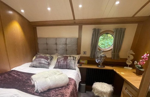 Uxbridge South Boat Rental | Luxury boat - The Thistle Dream