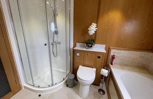 Uxbridge South Boat Rental | Luxury boat - The Thistle Dream
