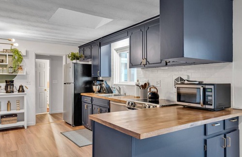 Framingham House | Luxury Boston Ranch –Sleeps 8|Pet+|Private pool
