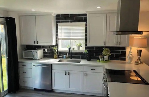 South Forest Park House | Luxury Brand New Remodeled 3 Bedroom Duplex!