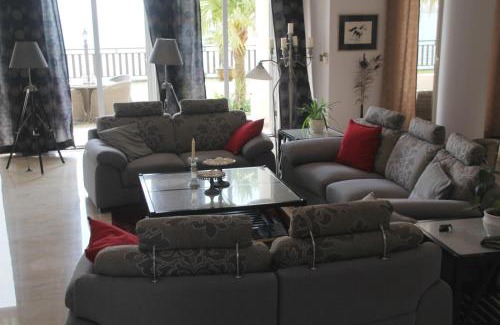 Si Rusa House | Luxury bungalow by the sea