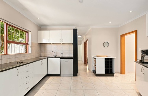 Hout Bay House | Luxury bungalow for 6 close to Cape Town centre and beach.
