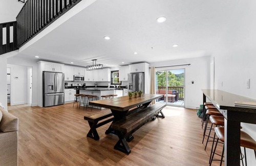 Reeds Spring House | Luxury Cabin w/hot tub, pet frdnly, cmty pool