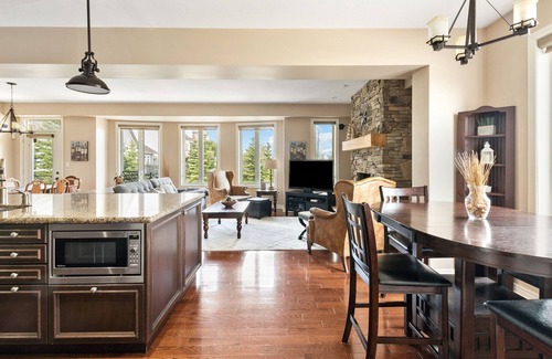 Craigleith Ski Chalet | Luxury Chalet w Hot Tub-Steps to Beach/Mountains