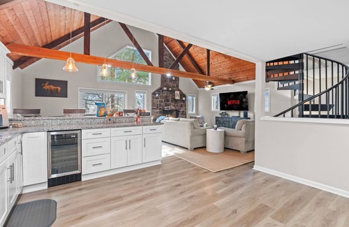 Lake Harmony Estates Ski Chalet | Luxury Chalet, Hot Tub, Spacious, Secluded, more!