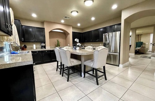 Enterprise House | Luxury, Cheerful & Spacious 5 Bedroom Home! Free P
