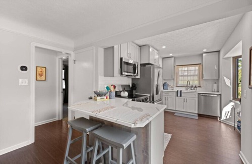 Parma Heights Apartment | Luxury Cleveland Home W/Fitness Equipment & Yard