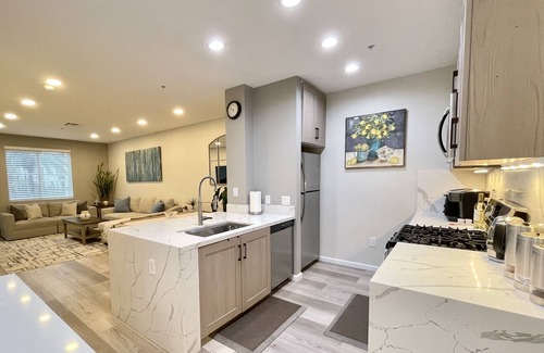 Airport Area Condo | Luxury Coastal Retreat Walkable area, Pool, Mins to Newport Beach,Airport & more