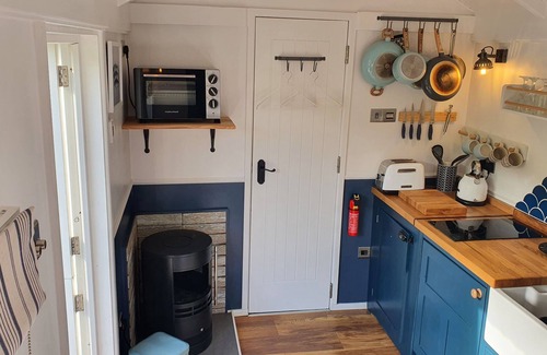 Polperro Cabin | Luxury Coastal Shepherds Hut + hot tub, dining dome and outdoor kitchen.