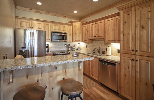 Victor Condo | Luxury Condo in Victor. A/C, W/D, WiFi, Balcony, Grill, Garage Parking. #308
