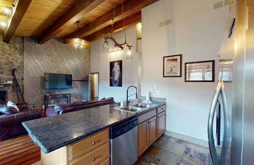 Steamboat Springs Condo | Luxury condo w/full kitchen, balcony, shared pool & hot tub - great location