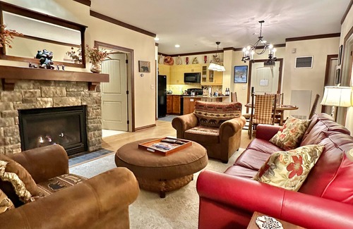 Stratton Mountain Condo | Luxury Condo*Hot Tub*Pool*Fireplace*Walk to Lifts*Near Golf Course & Fitness Ctr