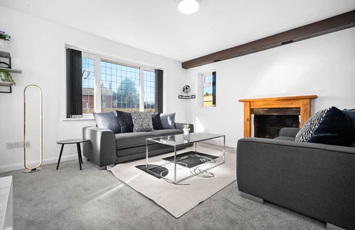 Kidderminster Cottage | Luxury & Cosy Cottage with Hot Tub & Massage beds!