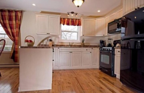 Lake of Bays Cottage | Luxury Cottage at Blue Water Acres Resort, Lake of Bays 3 Bedrooms Aug/Nov