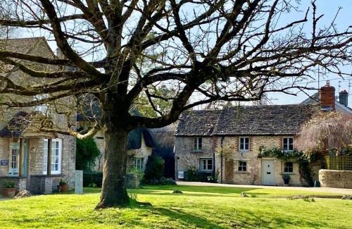 Kempsford House | Luxury Cottage Dog friendly with Hot Tub