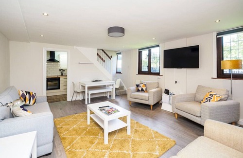Upper Dicker House | Luxury Cottage with Tennis Court, Hot Tub and BBQ