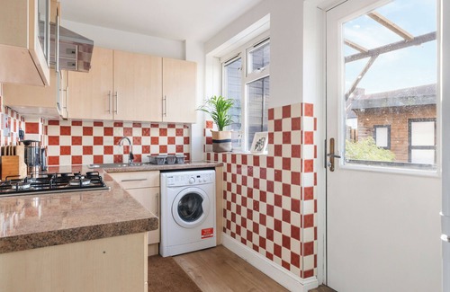Alibon House | Luxury, cozy 4 Bedroom home in London with garden. Perfect for your next stay.