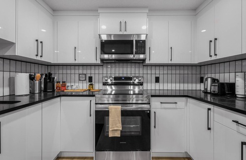 Southwest Calgary Apartment | Luxury : Cozy| Modern| Clean| Spacious| easy Access to major routes in Calgary