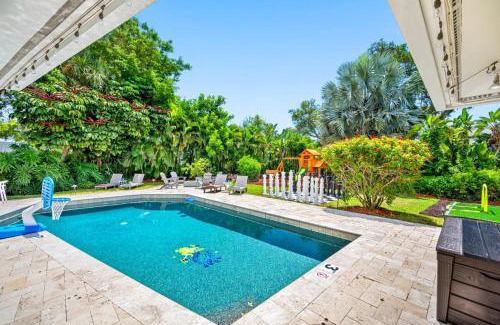 Anona Villa | Luxury Cristiano Manor 8BR w Pool - 20 Guests