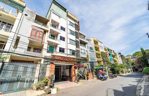 District 10 House | Luxury DBL Retreat | Steps to Van Hanh Hospital