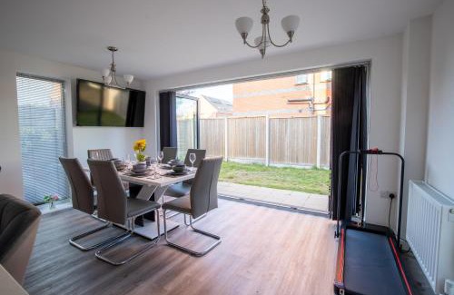 Trafford Villa | Luxury Deluxe Favoured Home - 4 bedroom - 9 Guests - Contractors Welcome