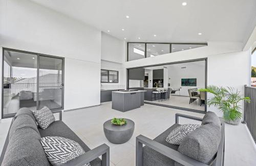 Calare House | Luxury Designer Retreat - Modern, Entertainer