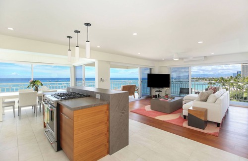 Waikiki Condo | LUXURY DIRECT OCEANFRONT! Fully Renovated! Free Parking! Sleeps 6