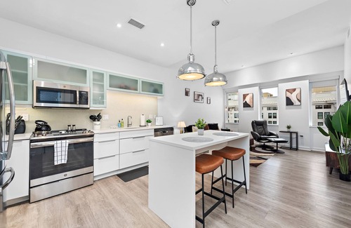 Downtown Kansas City Condo | Luxury Downtown KC Condo w/Free Parking, Gym, King Bed & Massage Chair