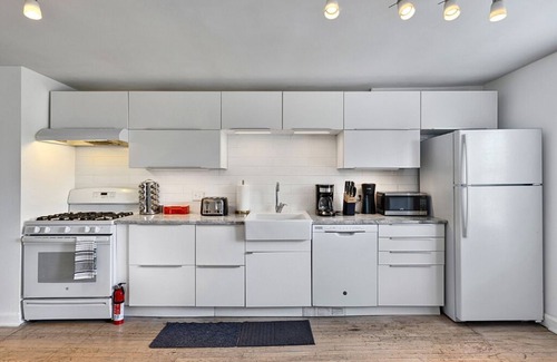 Royal Oak Apartment | Luxury Downtown Retreat - Prime Spot - Sleeps 6