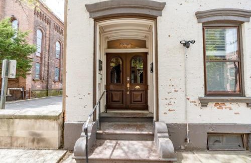 Troy Apartment | Luxury Downtown w Backyard