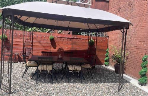 Troy Apartment | Luxury Downtown w Backyard