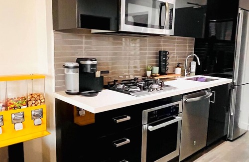 Connaught Apartment | Luxury DT Gorgeous Sunset Suite with Free Parking