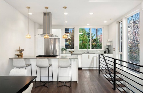 Eastlake House | Luxury End Unit Townhome with Views of Space Needle and Lake Union w/Parking!