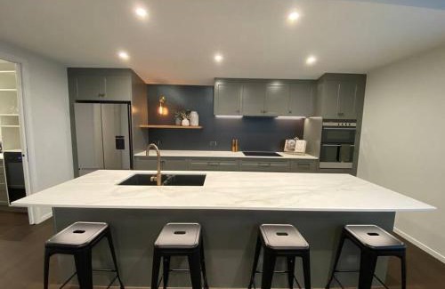 Tauranga House | Luxury Escape in CBD - Walking Distance To Town