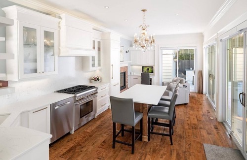 South Central Villa | Luxury Escape - Private Pool and Hot Tub (minutes to downtown) BL: 4090550