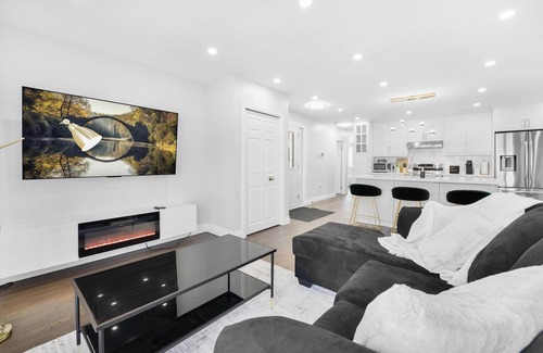 Kitchener House | Luxury Estate+Renovated 5 BD+65"