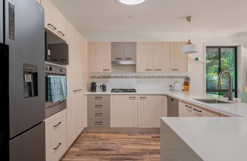 Oxenford House | Luxury family and friends escape - 5 minutes from theme parks, 20 mins to beach