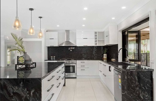 Priestdale House | Luxury Family Escape: 5-Bedroom Home with Pool, near Brisbane's Iconic Sights!