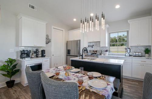 Mississippi City Apartment | Luxury Family home near Casinos with King Bed, steps away from the Beach, Game Room, and Free Parking