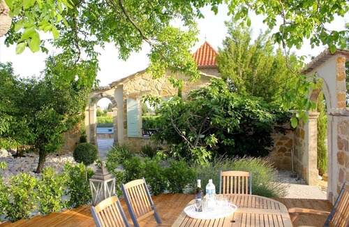 Sainte-Cecile-les-Vignes House | Luxury Provence DiWine House with Large heated swimming pool on the Vineyard