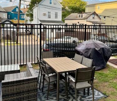 Elizabeth House | Luxury Gated NYC Theme 3BR 2B with Parking by EWR