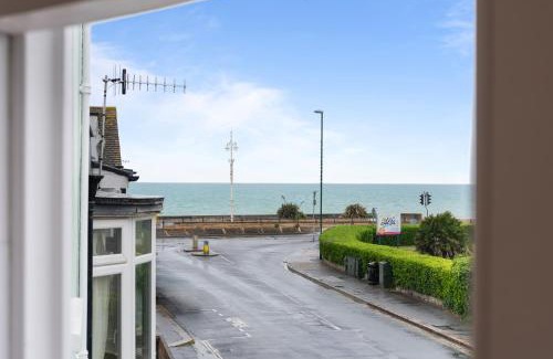 Bognor Regis Apartment | Luxury Georgian home & garden by the sea, 6 guests